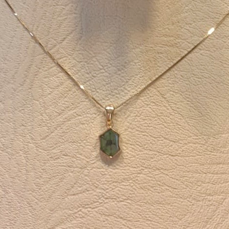 Dije en oro 18 K con trapiche