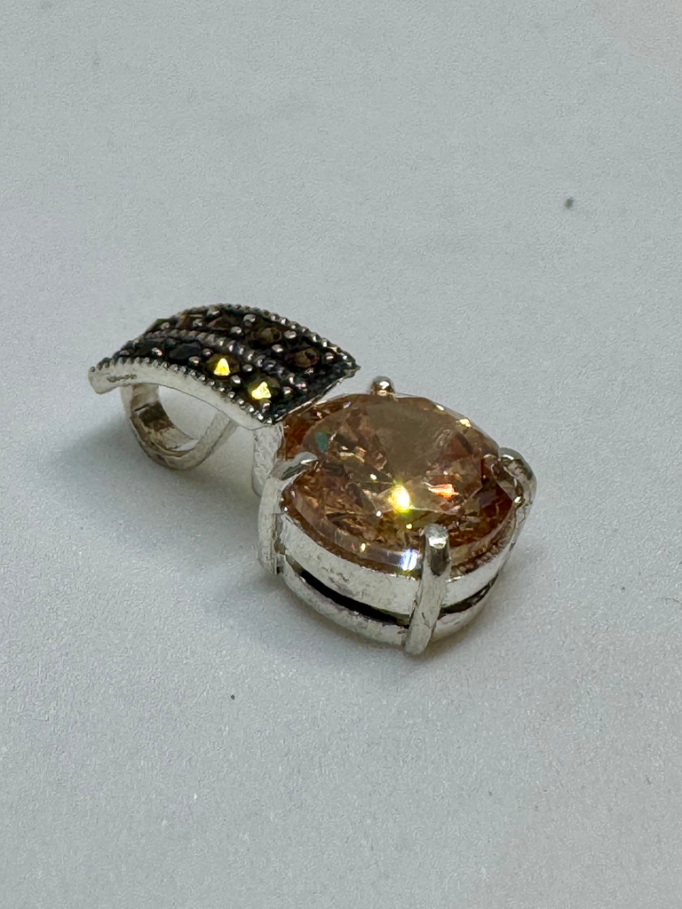 Dije plata diseño envejecido con circón amarillo