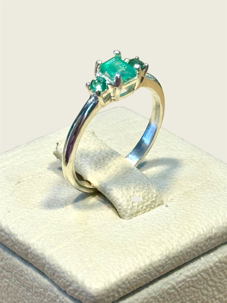 [A0164 AN] Anillo en plata con esmeralda cuadrada y dos esmeraldas redondas T.6.5