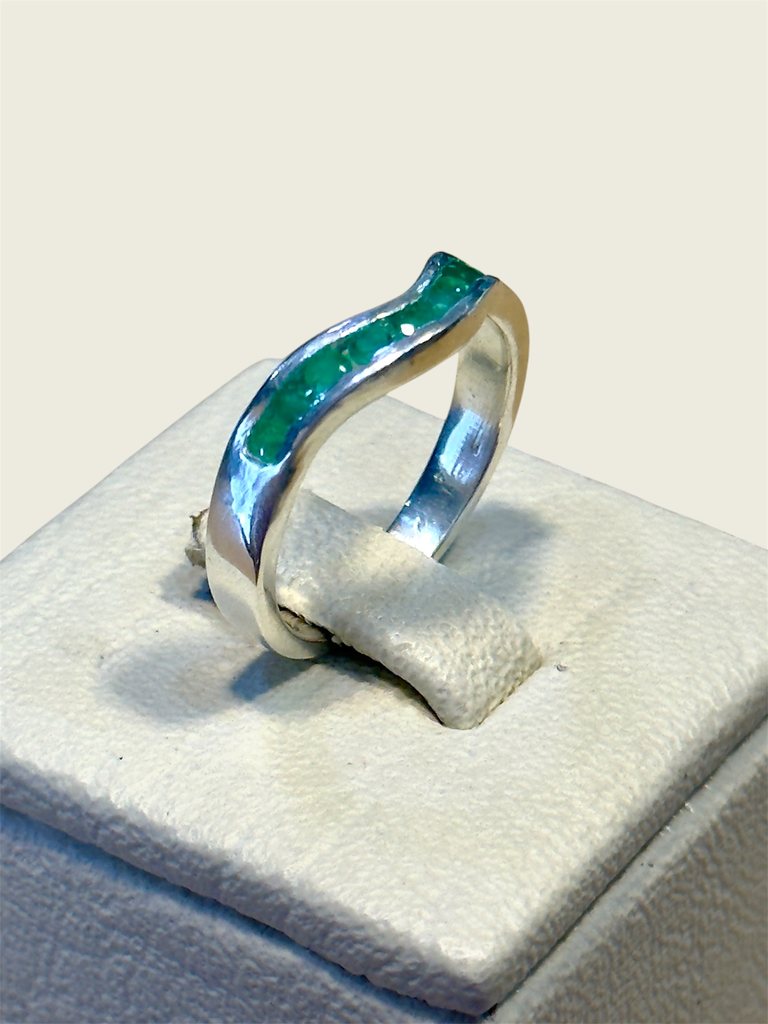 [A0167 AN] Argolla en plata curva con esmeraldas T.8