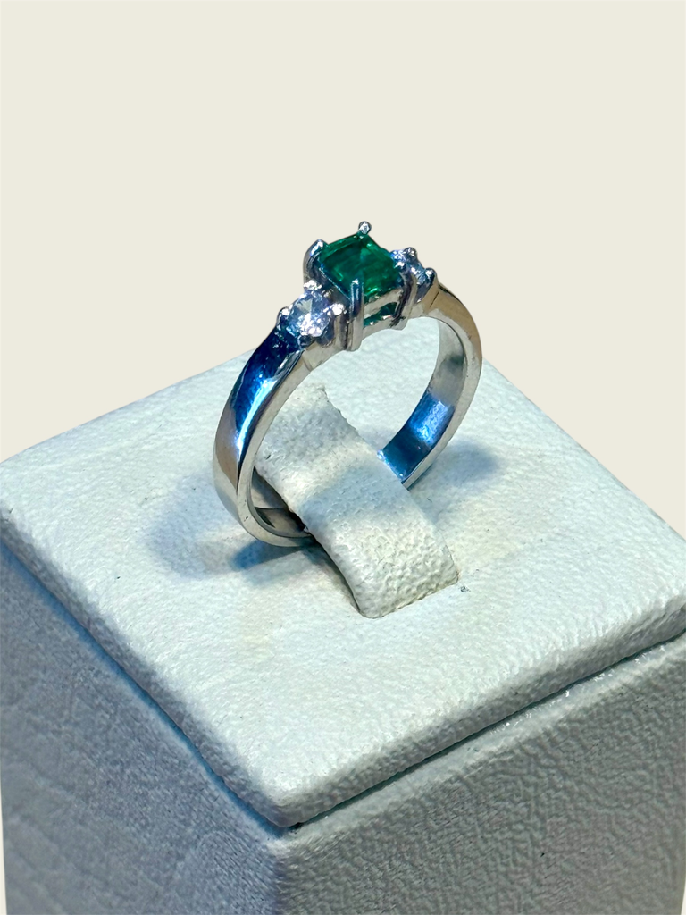 [A0170 AN] Anillo en plata rodinada con esmeralda 0.41QT T.7.5 Cert.0147748