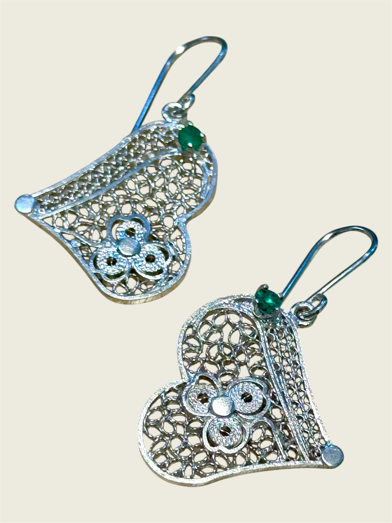 [A0258 AR] Aretes en plata diseño filigrana corazón con esmeralda