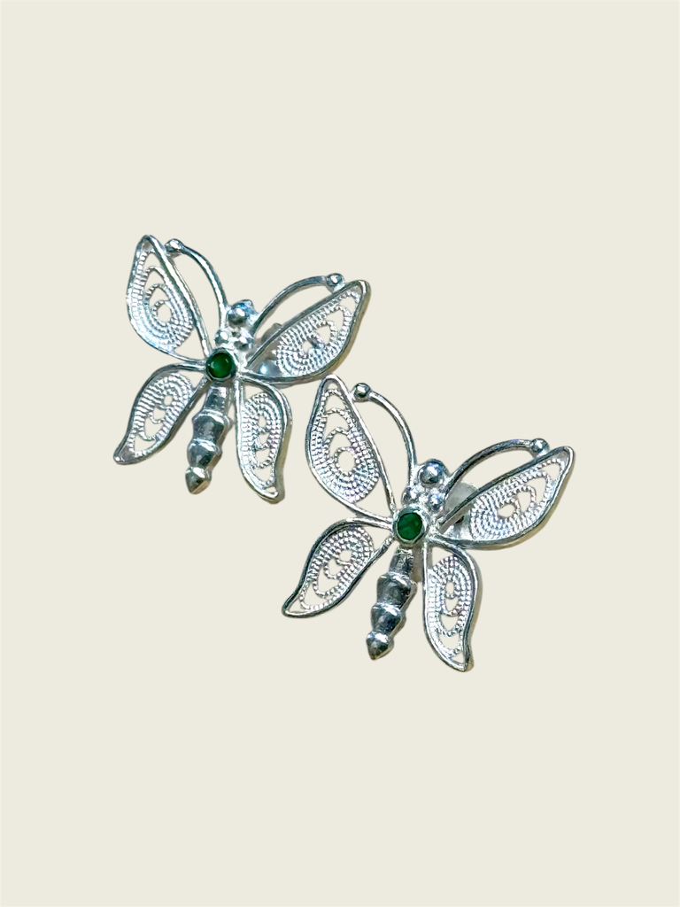 Aretes en plata diseño filigrana mariposa con esmeralda