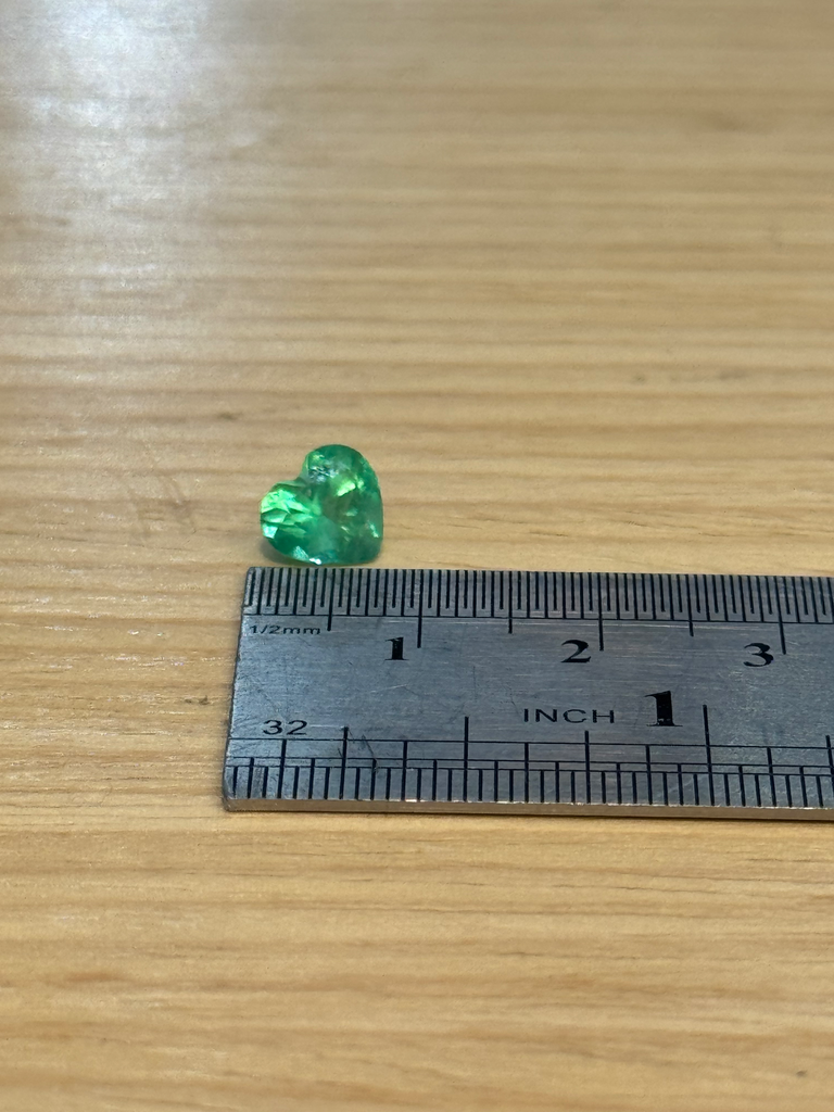 Esmeralda Corazon 1.26 Qt (7.5 x 7 mm)