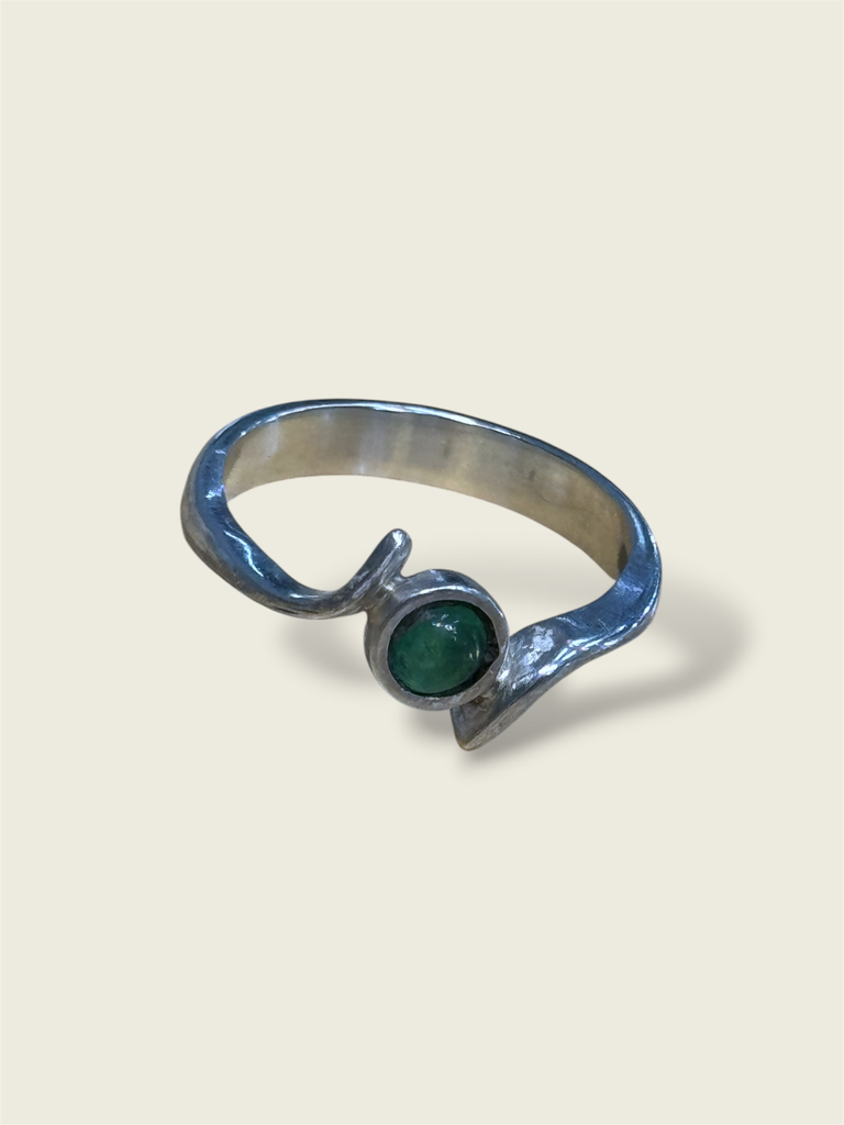 [A0202 AN] Anillo en plata aro italiano con esmeralda cabujon redonda