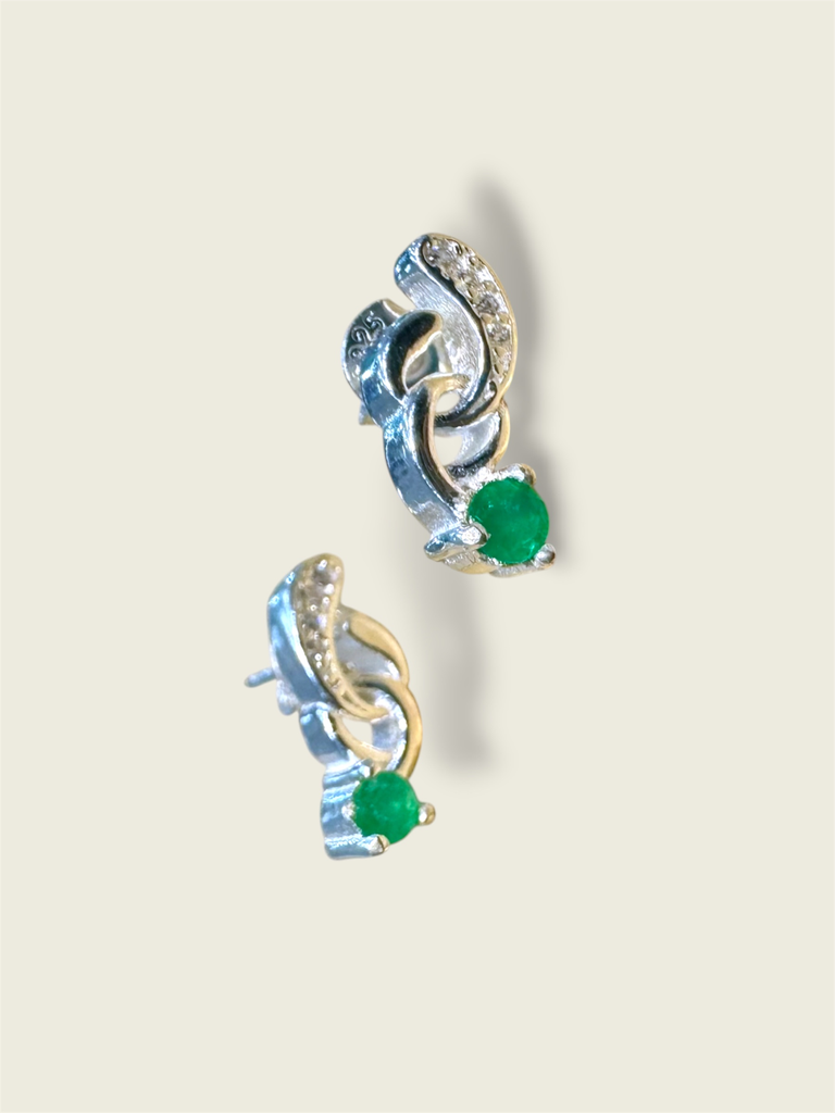 [A0323 AR] Aretes en pata diseño lazos con esmeraldas