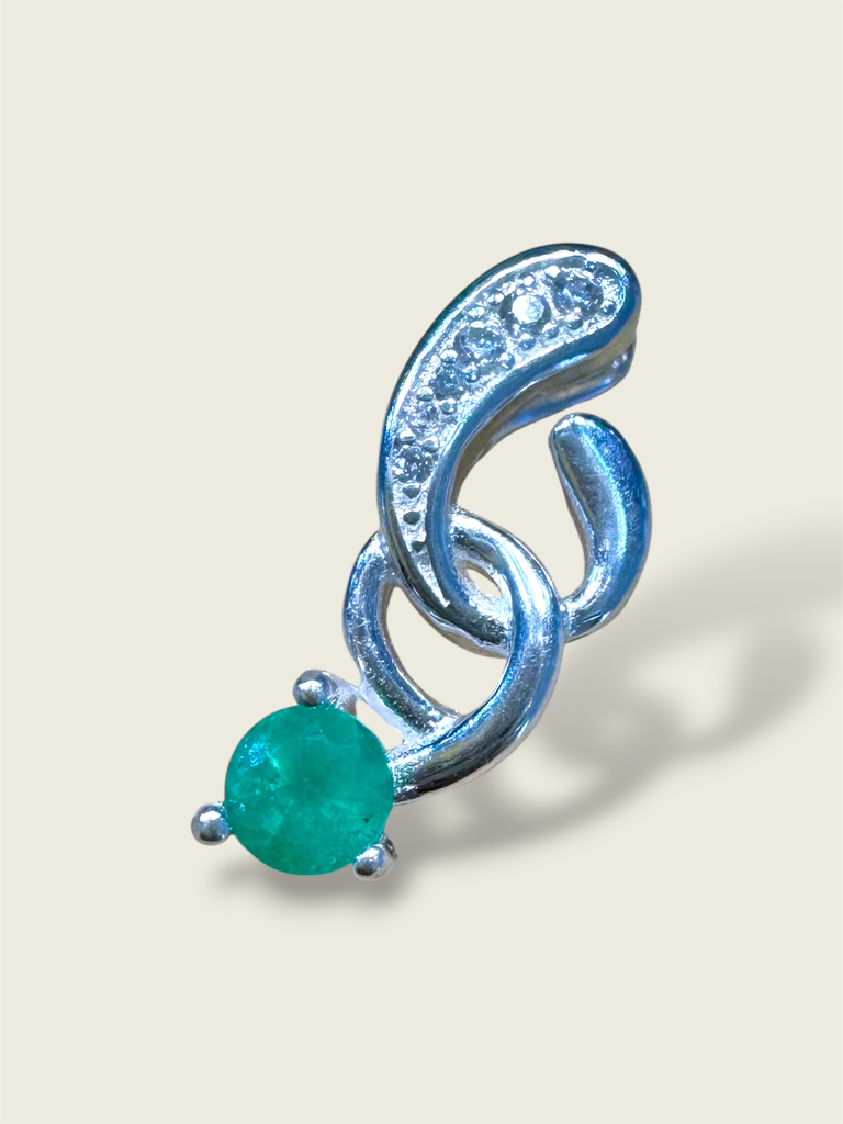 [A0251 DJ] Dije en Plata diseño Lazos con esmeralda