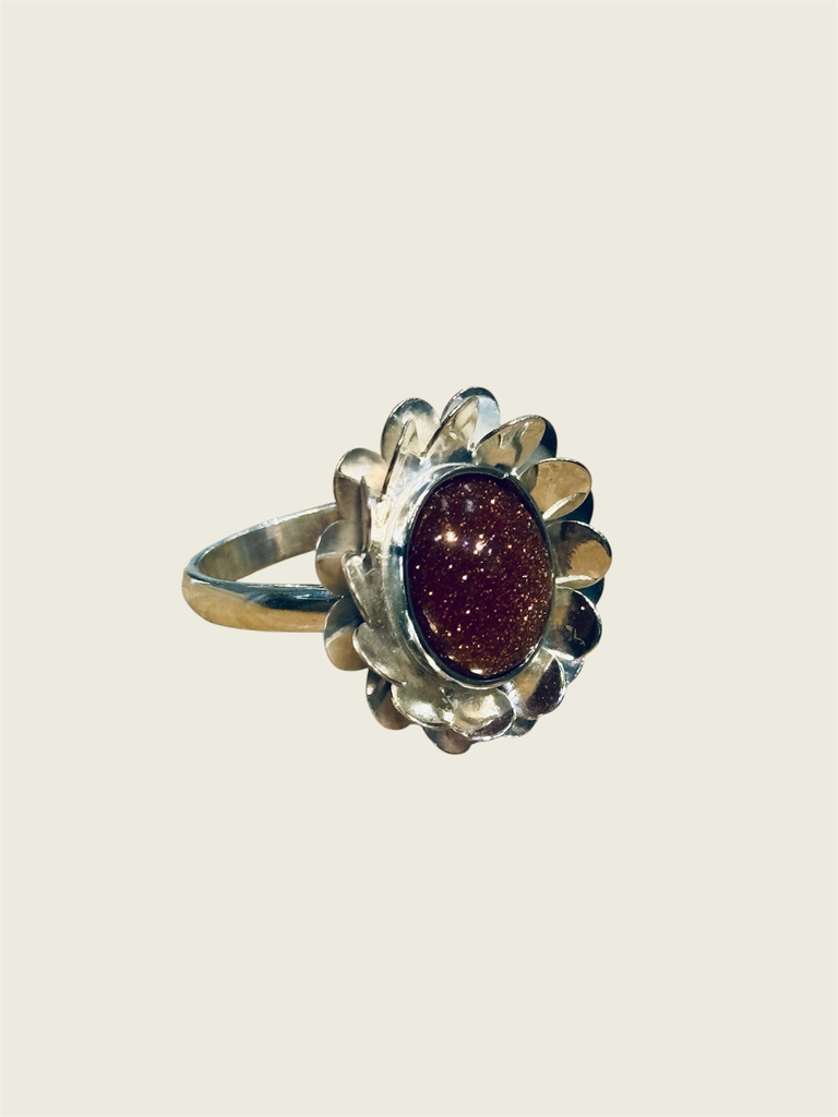 Anillo en plata con cabujón de lluvia de oro T.