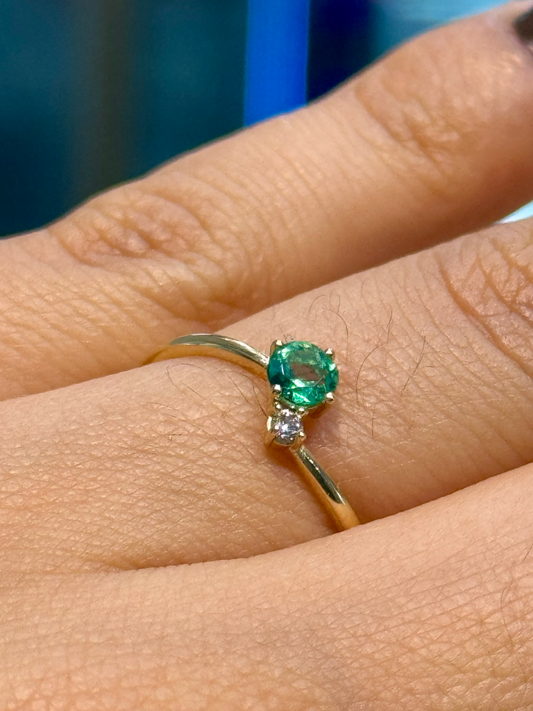 [A0219 AN] Anillo en oro 18k diseño abierto con esmeralda